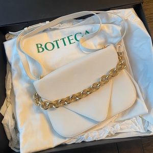BOTTEGA VENETA WHITE MOUNT BAG ***NEW CONDITION**